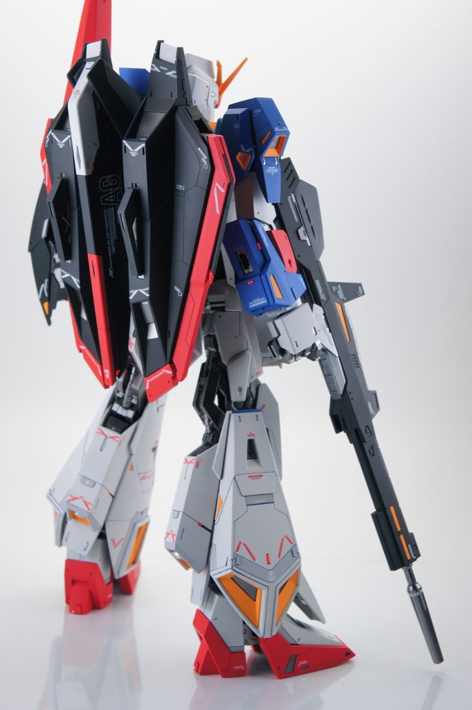 フライングアーマーは、2.0よりも小さめ。MS形態時のバランスがいいです。フライングアーマーはシンプルに感じたのでスジボリでディテールを追加。