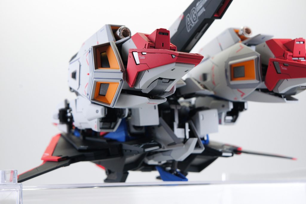 ウイングがハの字になるフライングアーマーが設定通りでよいな〜。変形しても、ほとんど塗膜ハゲが無かった!素晴らしい設計だ…。