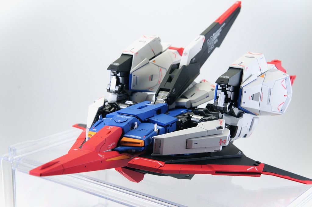 ウェイブライダー形態です。比較的変形しやすく、安定しています。特にフライングアーマーの変形がシンプルでほんとありがたい…! 脚部の変形ギミックが面白いですね。