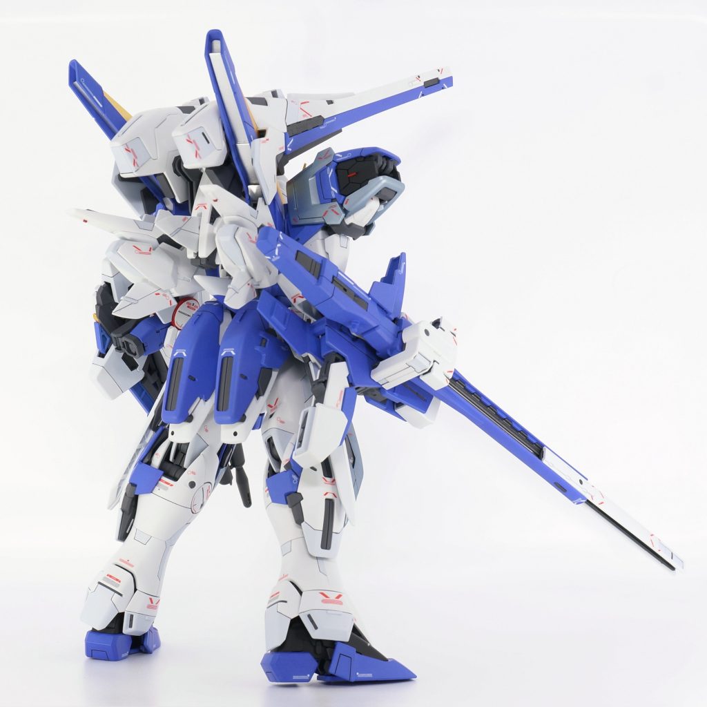 ただ組むだけでも十分すぎる完成度を誇るキットですが、今回はブルーを基調とした涼しげなカラーリングに一部アレンジしてみました。ゴールドメッキを思い切って剥がし、GXアイスシルバーで塗り替えてます。いい色・・・！