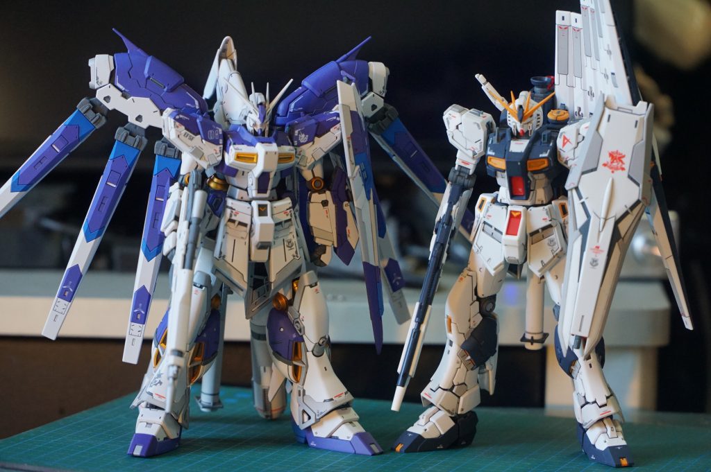 νガンダムと並べるとRGだとほぼ同寸ですねMG同士だとνガンダムが大きかった(縦方向)ですがRGだとハイニューガンダムの方がボリュームたっぷり