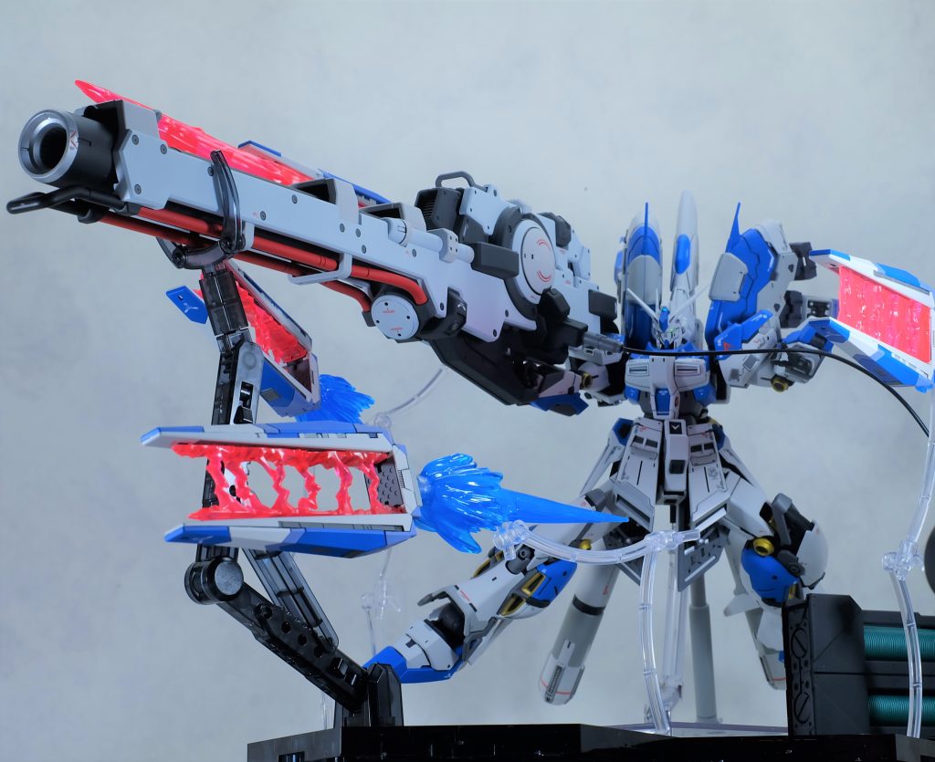 この異常な攻撃力。見えなくてもビームライフル当てられるアムロに見なくても当たるハイメガと見えたら絶対当たるファンネル・・・悪夢だよね。