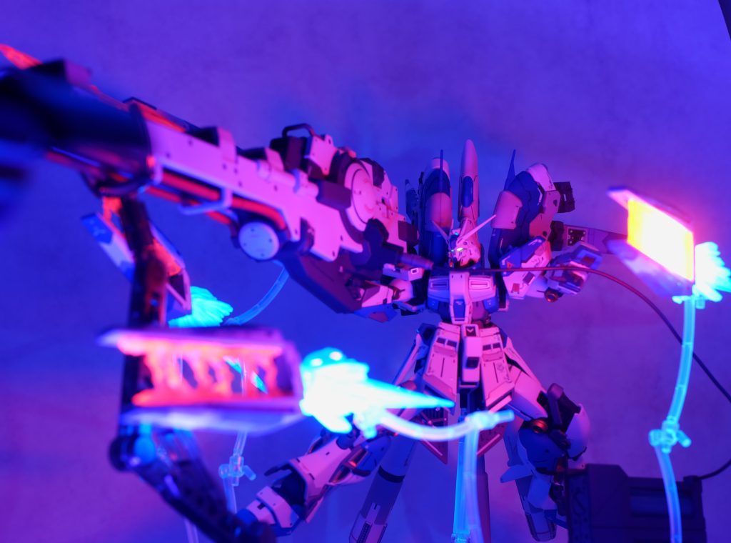 発光部分が多いのでブラックライト一本でも写真が撮れるぜ！光り過ぎだろ