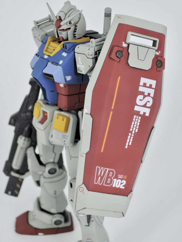 シールドは十字の装飾を消し、プラ板を追加