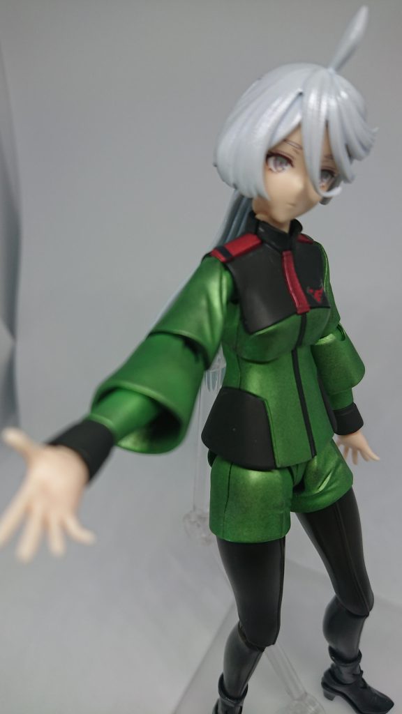 今回のは素組だけにしようかと思ってましたがせっかくだから塗っておきました。それも何故かとち狂ってメタリックでｗ肌部はそのままに、GXシリーズのメタリックグリーンとレッド、そしてグラファイトブラックで制服とブーツを。髪はいつぞや衝動買いしてしまったガラスパールを使用しました。タイツは水性のスモークグレーだったりします。なお、制服だけつや消しております。