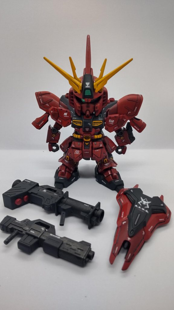 初めてのミキシングでした。エコプラのνガンダムとサザビーを用いて、基本はνガンダムだけど輪郭はサザビーと云うのを目指しました。上半身に比べて下半身が貧弱(´・ω・`)