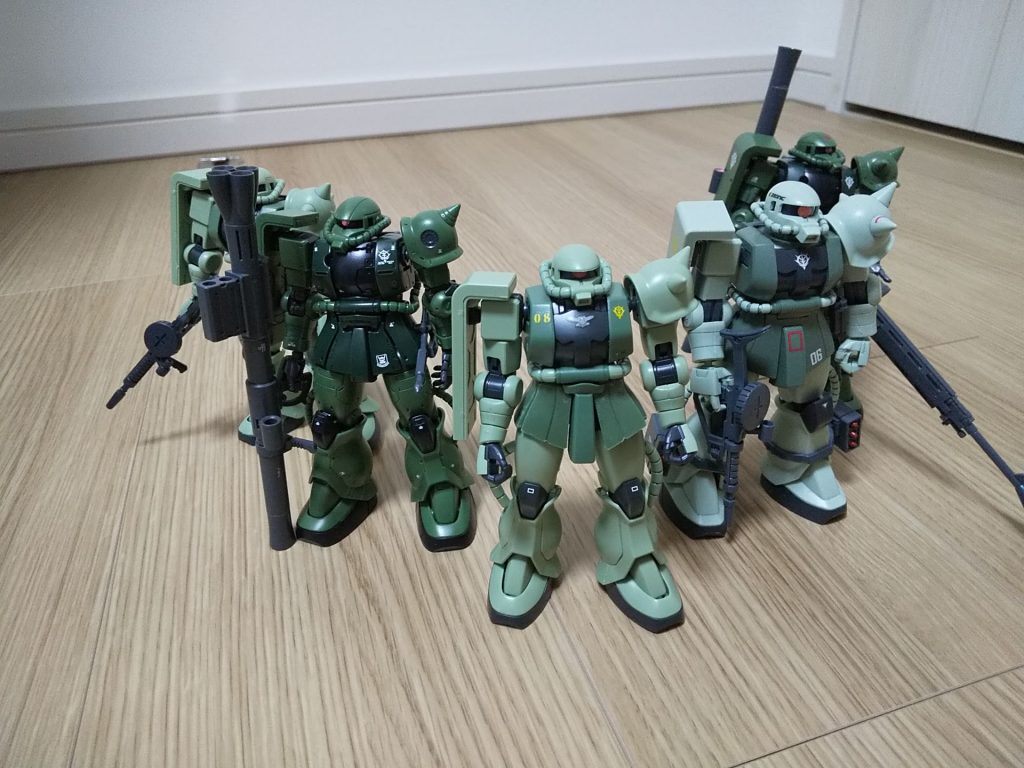 左から、以前作ったHGUC(REVIVE)、C-6(二体目)、今回作成したもの、旧HGUC、C-6(一体目)