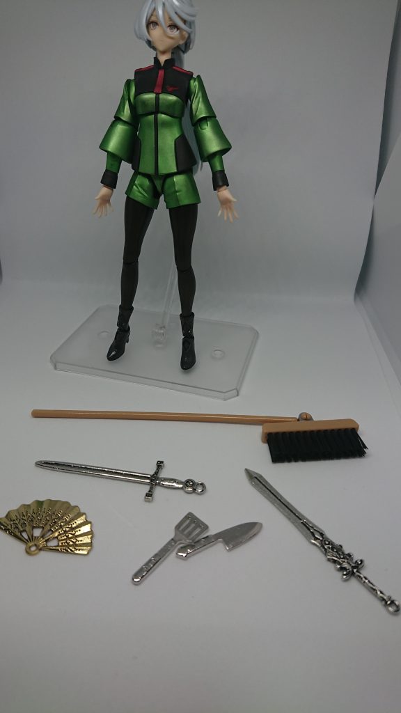 まあ、当然の如く家庭菜園セット以外は１００均のぬいぐるみ用やハンドクラフト用のアイテムです。これまた衝動買いしちゃいましたが、なんとか持たせられる手だったので遊んでみました。こういう時にしか使えないアイテムだしｗというわけで今回は「Frs　ミオリネ・レンブラン」さんでした。スレッタさんを作成した以上はこっちも作らなければいけない使命感と、最近、塗装部屋がサウナ状態なのでサクッと作りたかったために今回のような感じになりました。パーツが少なめなので助かりましたｗもっと他キャラも出してほしいですねぇ。このシリーズ。出来れば男キャラも出してほしいんですがｗ 