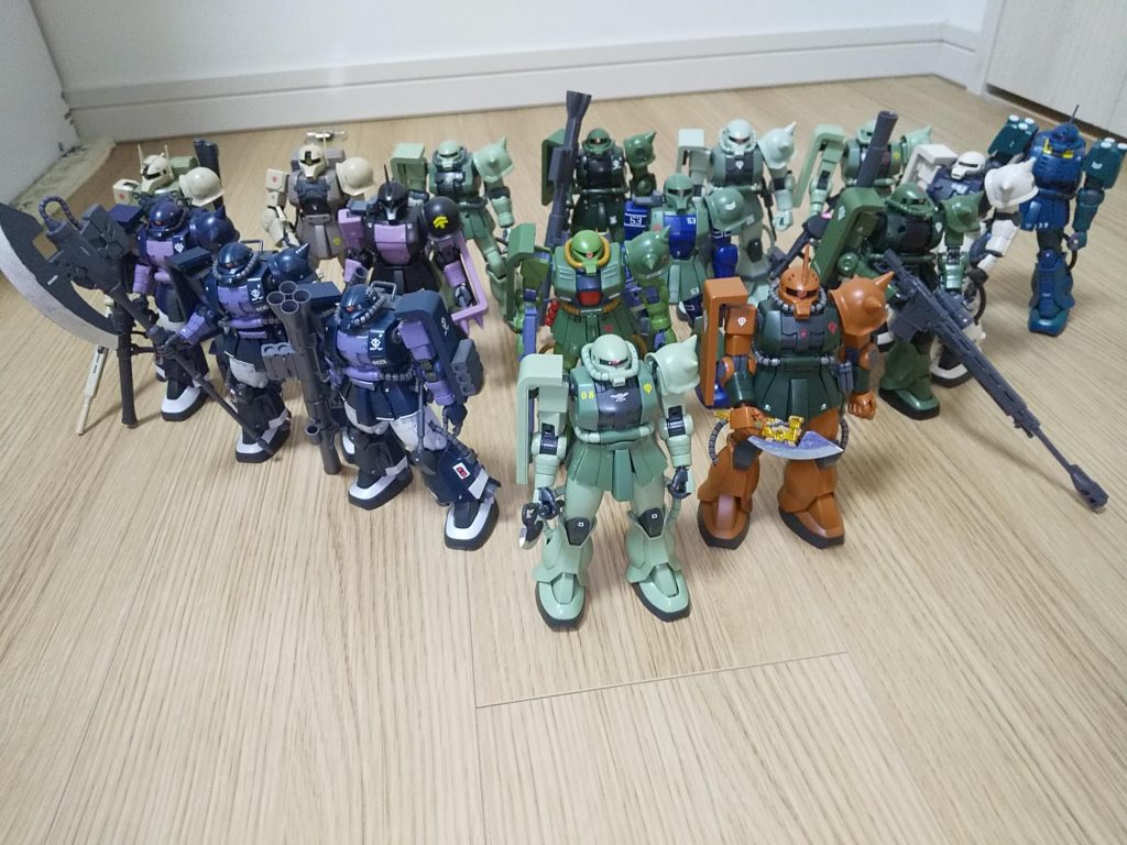 ザク大集合。黒い三連星(ORIGINガイア、ORIGINオルテガ、HGUCマッシュ)、スナイパー、スナイパー(カークス)、旧ザク(三連星)、FZ、旧ザク、ガルマザクFS、F2(ジオン)、F2(連邦)、ザクマリナー、旧HGUC、HGUC(REVIVE)、C-6が2体。揃うと圧巻ですねぇ。