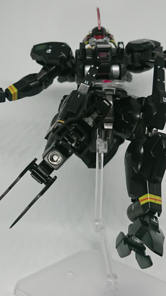 彼の必殺技、「ダリルバルデキック」である!ワイヤーを使い、中距離から繰り出すことも可能である!もう一つ、ジャンプからの拳の一撃「ダリルバルデパンチ」もあり、こちらの破壊力も侮れないぞ!これらの必殺技を使い、ゴルスレーの野望を打ち砕け!ダリルバルデブラックサン!