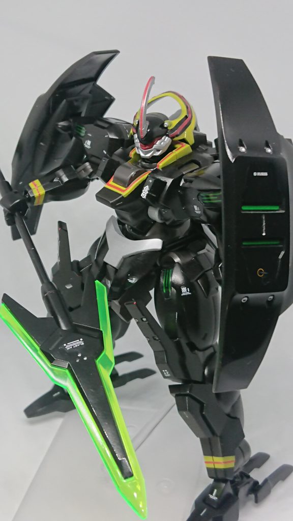 と、騙して悪いがここからは真面目Ver.ですwまあ、バックル取って肩のをつけただけなんですが。メインともいえるバックルが適当なのは本当に申し訳ないですwそして今回も黒い機体です。部分的な塗装は、まあそういうことです。ネタですw全体的にウイノーブラックで、関節はグラファイトブラックの2パターンに部分的にイエローとシルバーで。なお、イエロー内の赤と黒はマスキングテープだったりしてますwついでに顔もメタルレッドで。意外と似合う気が。