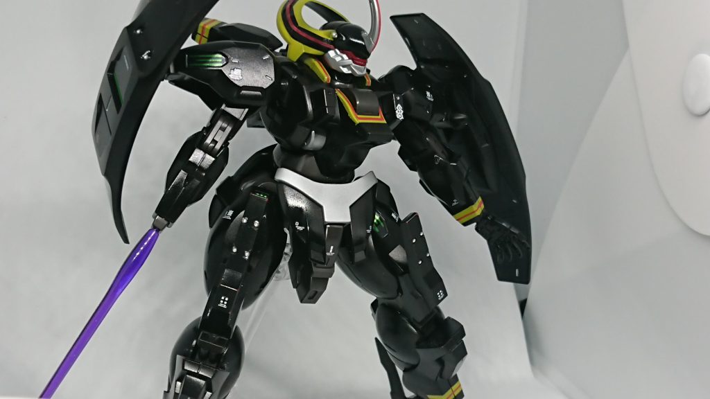 腕をバックパックのものと取り換えてサーベル装備。両手分ありますがケースに入らなかったので片方はカット。あと、ワイヤーで手足を伸ばせるんですが、スタンドがちょっと用意できなかったので割愛。どうせ他の人が上げて(ryしかし、この独特なスタイルはやはり良いものですねぇ。皆作成されるわけです。本編では金星を挙げてはいますが事情が事情なだけに実力で勝ったと言えない感じなのが非常に惜しすぎます。彼にもっと愛の手を!