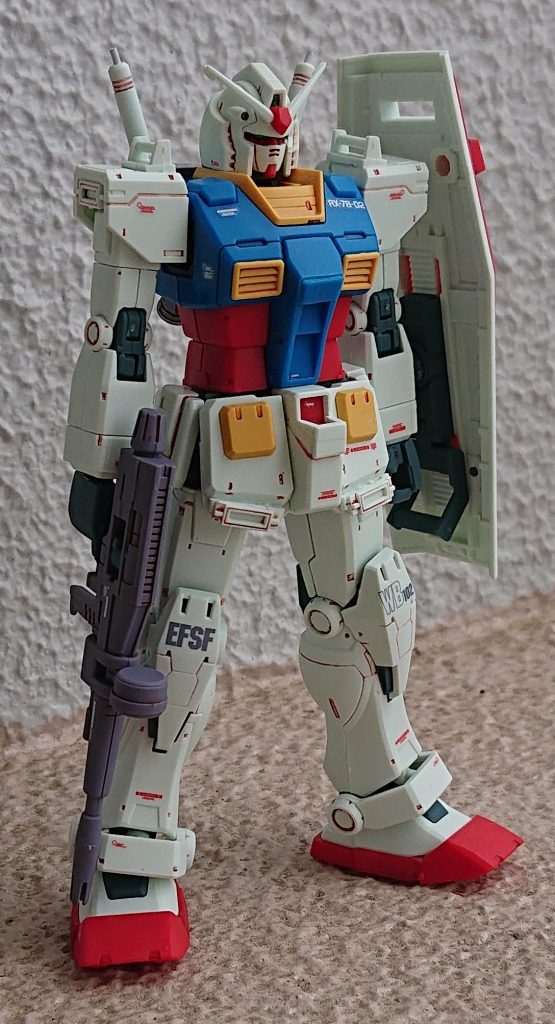 小改造は、首の短縮、頬と顎の小型化、肩フックの移設、ビームサーベルに1ミリアルミ線、コクピットブロック上方をヤスリ削り(穴空いたので慌ててランナープラ板)、股間ブロック上方を形状変更、腰フロントアーマーを肩ダクト(余剰パーツ)で延長、爪先の可動を活かし隙間にランナープラ板でスリッパを上向きに、です。