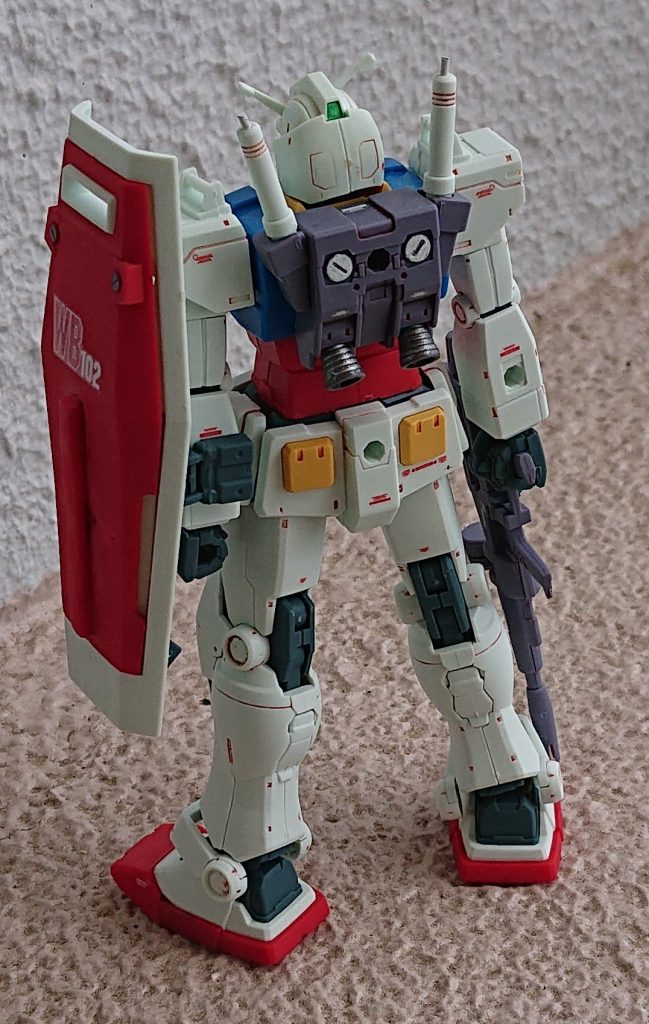 ガンダムマーカーでカメラやバーニアなどを部分塗装。シールドも連邦マーク埋めからのランナープラ板であのイメージにしたかったのですが、縦棒、厚いし太かった…。接続部を短縮、少しだけ腕に寄せています。