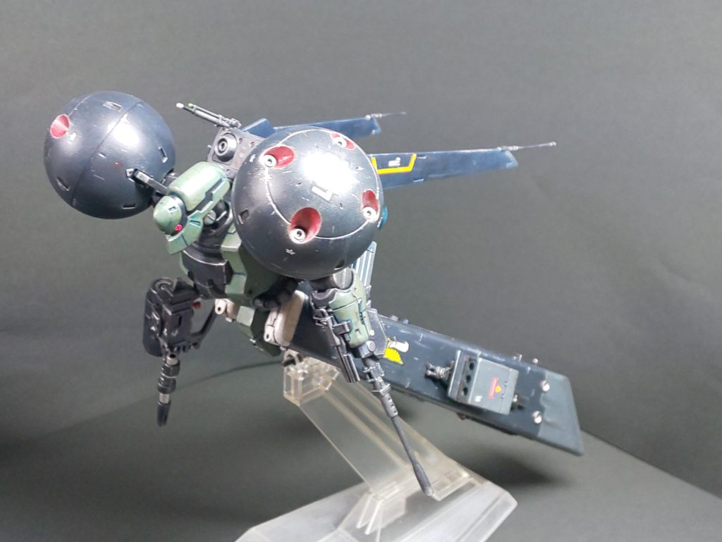 消耗戦となった地上進攻のためにルウム戦役やブリティッシュ作戦での消耗した宇宙戦力の補填がままならなくなったジオン宇宙軍は、簡易量産機として“フォルクスイェーガー(国民戦闘機)計画”をたちあげた。製造コストと期間を低く抑え、宇宙戦力の穴埋めに充てるべく各企業にコンペ形式による開発要項を打診した。