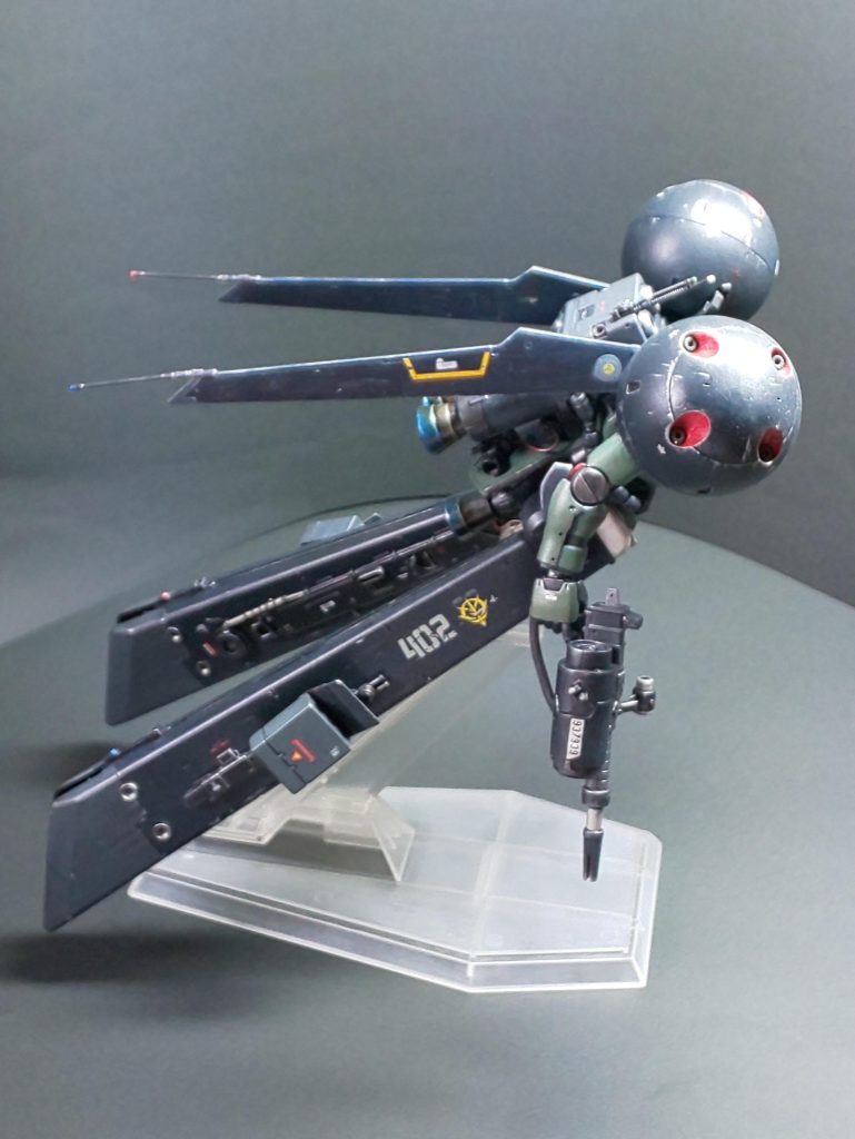 大出力での迎撃高速戦闘を主眼に設計された『ドラ』は、当然ながら継戦時間は短い。それゆえ、帰還後は各ブースターを交換という方法で出撃回数を稼いでいる。脚部ブースターはそのプロペラントに熱を移せるので大きな問題はないが、背部ブースターはもともと冷却システムが簡素なものであったため、配備が始まってからではあるがスタビライザーを兼ねた放熱板が追加されている。