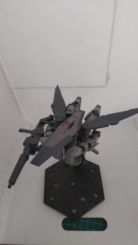 安定の寝そべり変型にしたらWガンダムのパチもんみたいに… 。 塗装とかディテールはこれから考えようと。