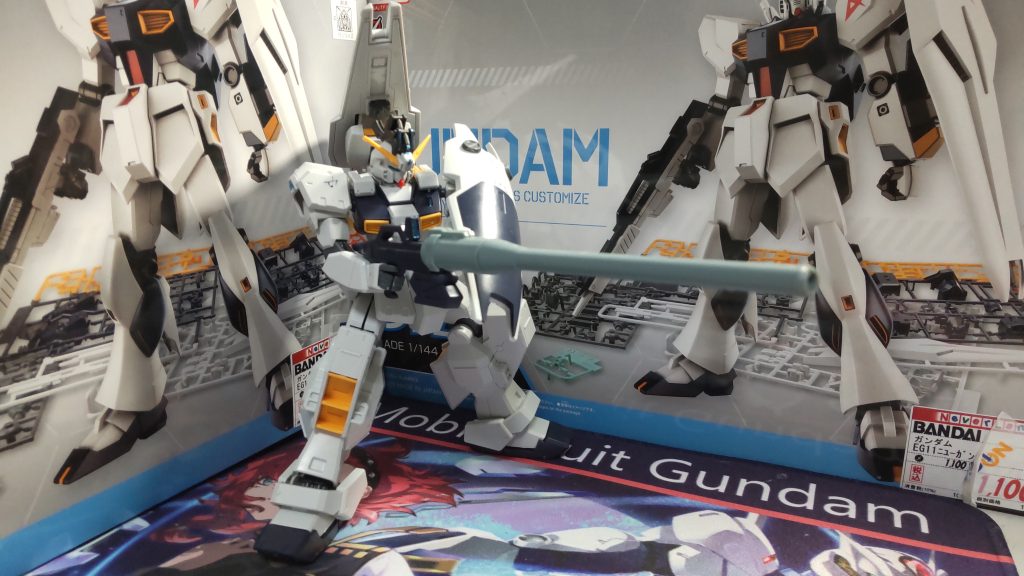 ポーズはこんな感じ。背景のνガンダムは、母(アナハイム)に買ってもらいました。