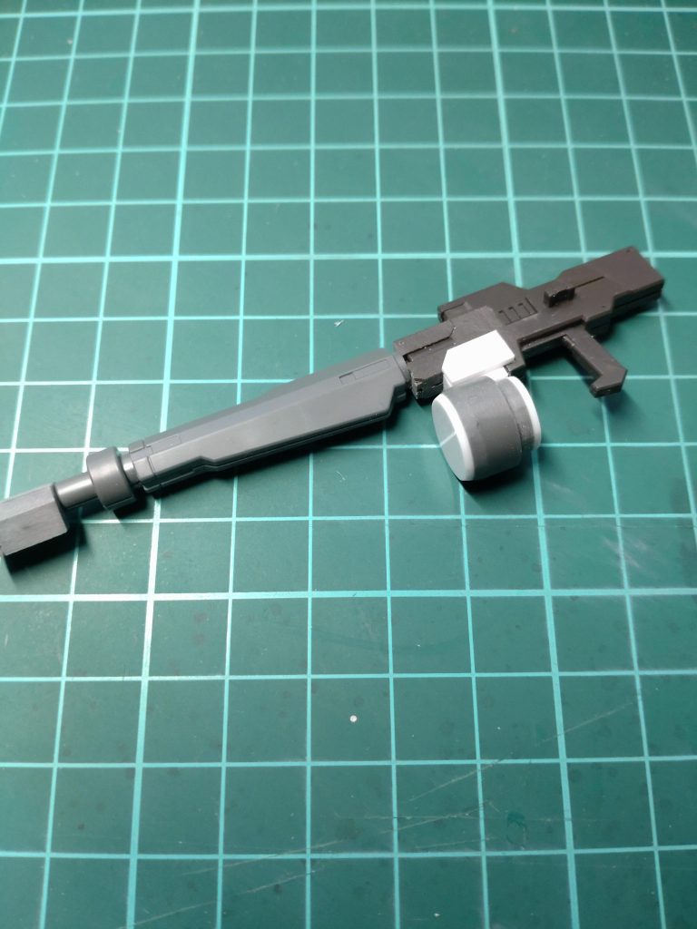 武器のカービンが個人的に好みではなかったので、プラ板とデミトレーナー用拡張パーツセットのパーツを利用してライフルに改造しました。