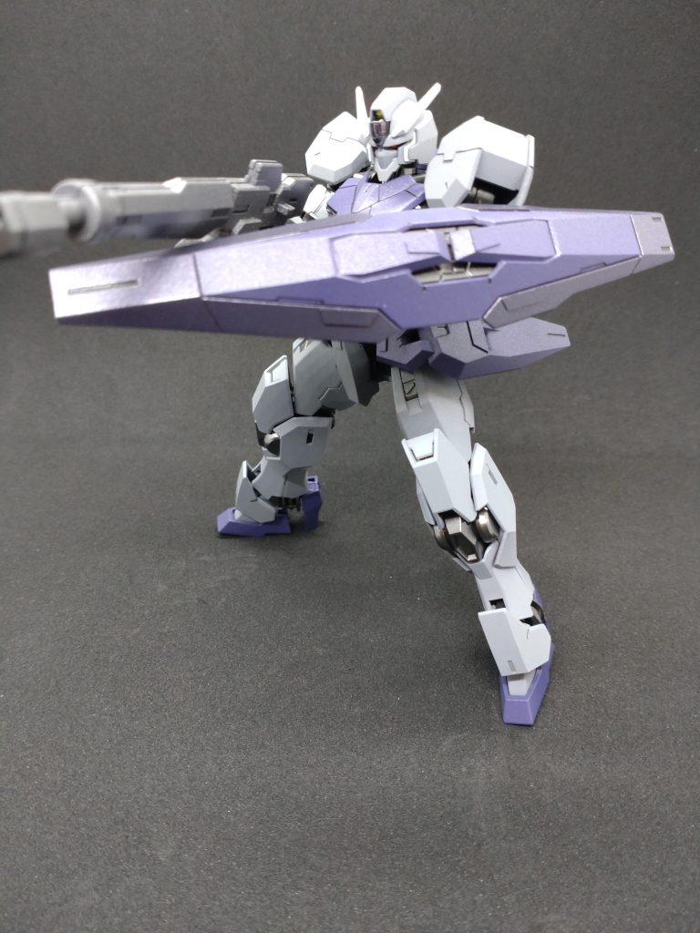 シールドと腰と肩にプラ板、胴とシールドにスジボリで少しだけディテール追加をしましたが、あまり目立ってないですね。