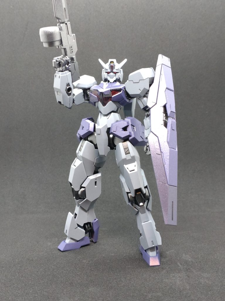 カラーリングはパープル系の色が好きなので胴体などの色はオリジナルのグレー系ではなくパープル系の調色で塗装しました。