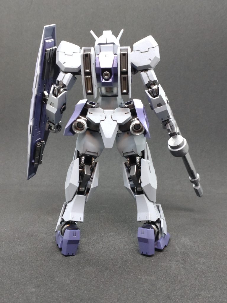 バックショット。写真を撮ったときに気づいたのですが、スラスター部分を塗装するのを忘れてました…