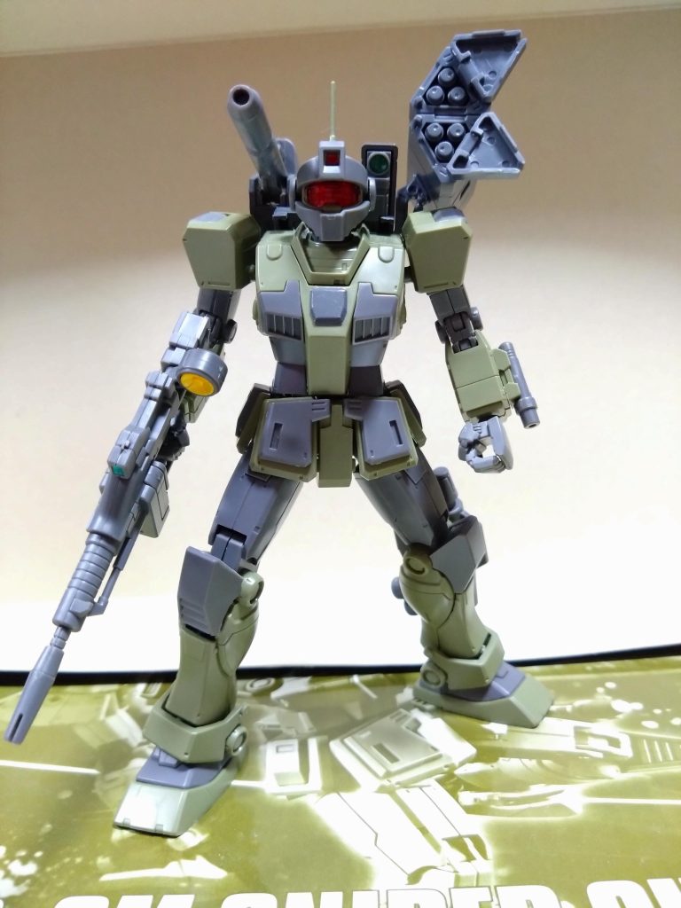 まずFAガンダムのキャノンの追加を考え、中古のORIGINガンダムのバックパックに変更しFAパーツを装着。また、左側のサーベルラックの接続箇所が見えるようにFAパーツに穴を開け、コトブキヤのウェポンユニットのミサイルを機体側の接続軸を少し延長して取り付けました。