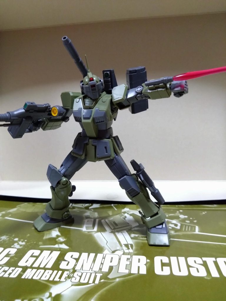 FAパーツは緑の部分をグレーで、左肩から見える丸いセンサーぽい部分はルミナスメカグリーンで塗装。元々緑色ではありますが色味が違うのと、いくつかある追加装備の一つという自己設定の合わせてグレーにしました。また、ライフルを前期型の物に持ち替え。サーベルを左腕に変更。この2点は個人的な好みで変えました。