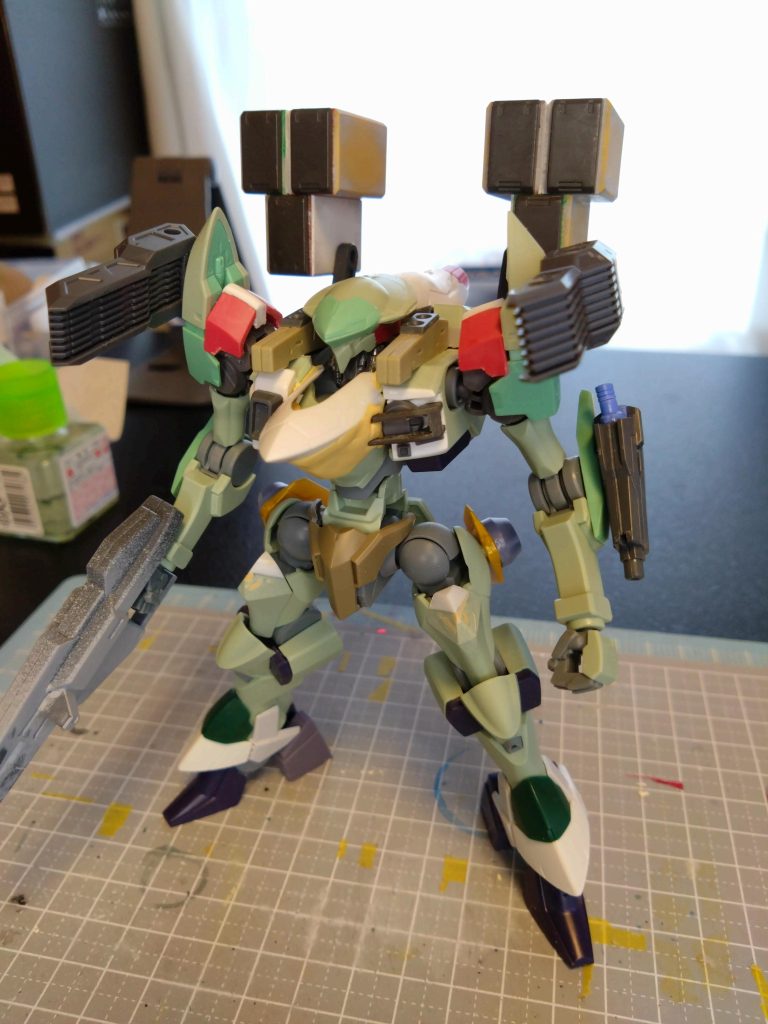 サフ前の状態。基本的にはガンプラのパーツを切り貼りして作りました。特徴的なカッパ頭をガデッサで簡単に再現出来たのは大きな要因でしたね。ミサイルポッドも芯材のレゴブロックのおかげで、均一なサイズを6つ用意出来ました。