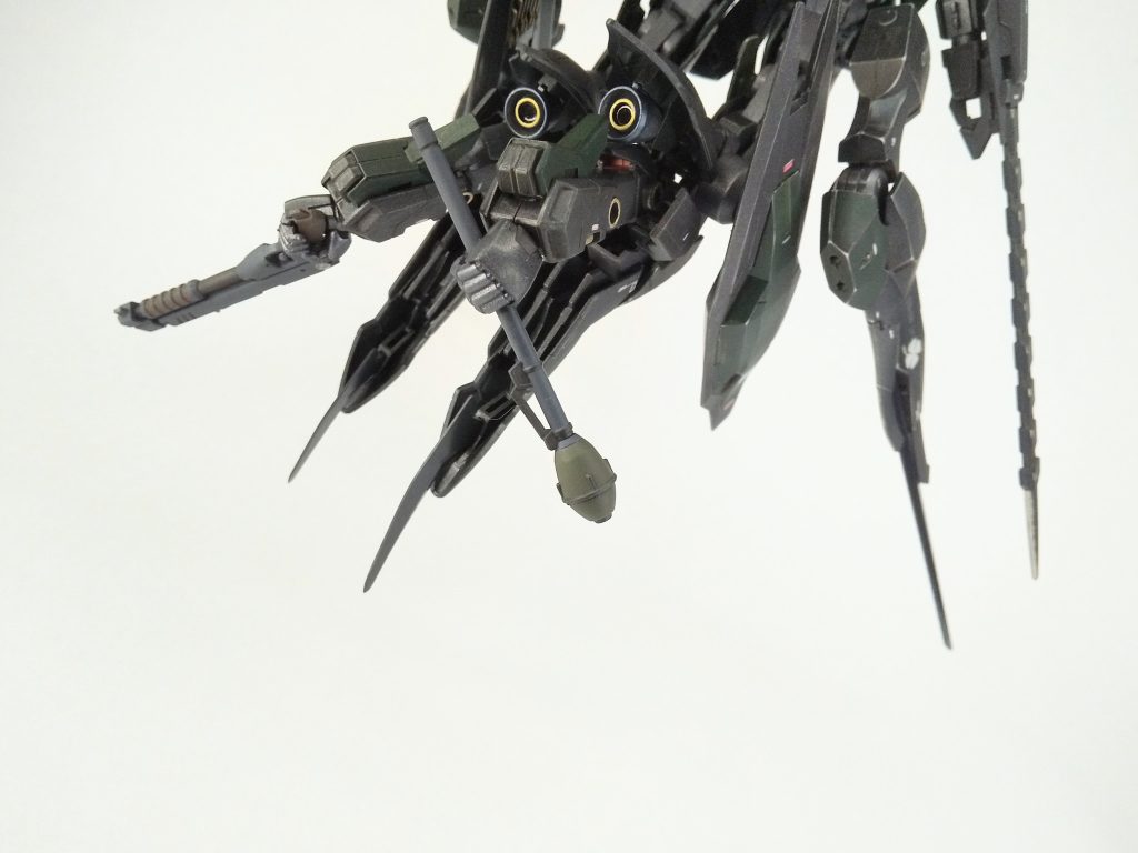 隠し腕有り。とはいえ、ここに武器を装備して出撃するというよりは、戦場に落ちている武器を拾って使う用途。