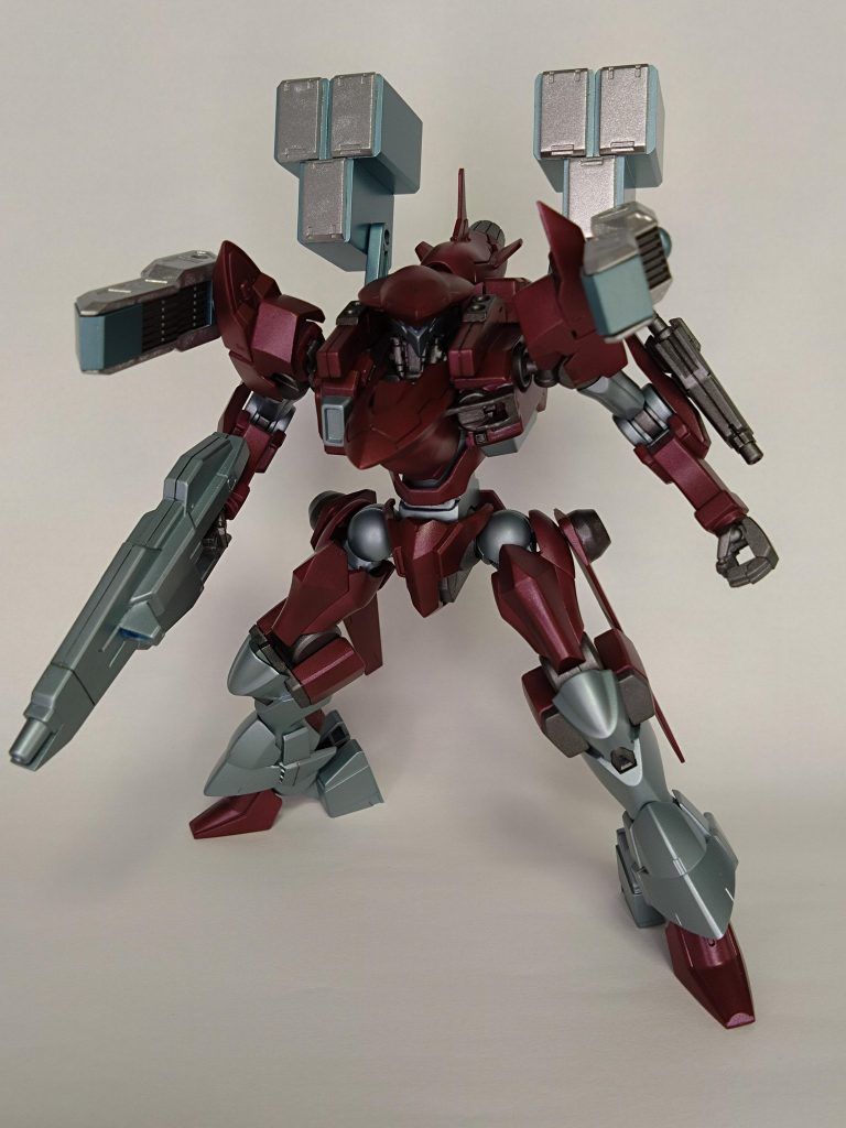 素体の改造も苦労しましたが、同じくらい苦労したのが各種武装の製作。肩のブースターはモデリングサポートグッズを使いましたが、背中のミサイルポッドはいい物がなくて、レゴブロックを芯材にスクラッチしました…チカレタ…