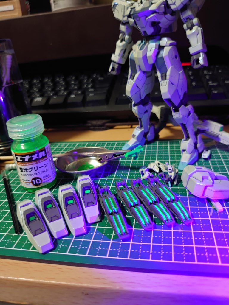 蛍光塗料は面白いですね!写真撮ってないですが、オデコとお目も光ります。スジ彫りの甘さや塗装の粗さなどはありますが、現物みるといい感じにテカテカできたかと思います。また次も楽しんで制作できればと思います。