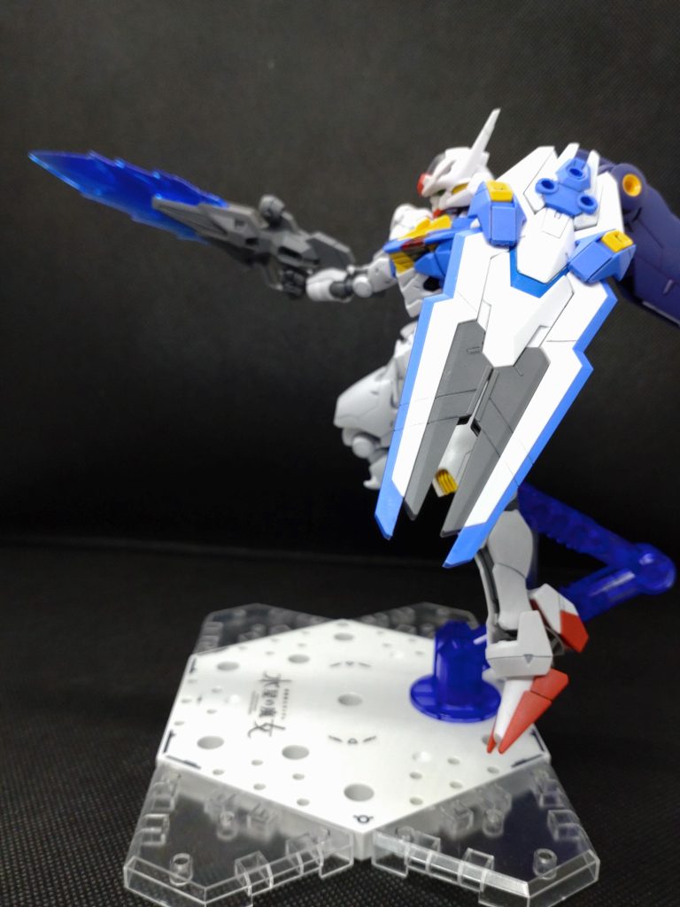 ゲート処理、2000番までのヤスリがけ、仕上げにクリアパーツとベースに光沢、それ以外はつや消しを吹いています。