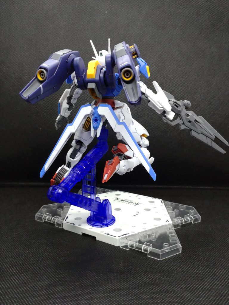 ガンダムマーカーでの部分塗装とスミ入れを行っています。