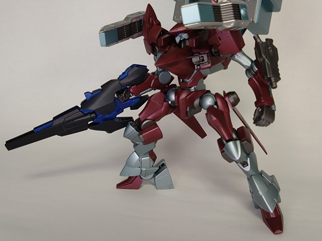 その②某ライフルを装備。サイズ感はなんともバッチリ。しかし原作同様、重量過多で構えられず…