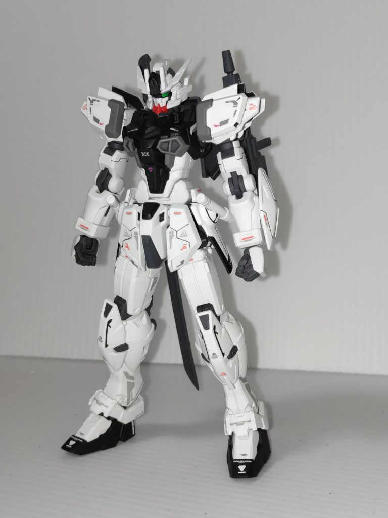 全身図武装は刀とマシンガン、腰のビームサーベルとシンプルにしています。肩部、脚部はガンダムジェミナスを使用し、ユニット換装が可能です。