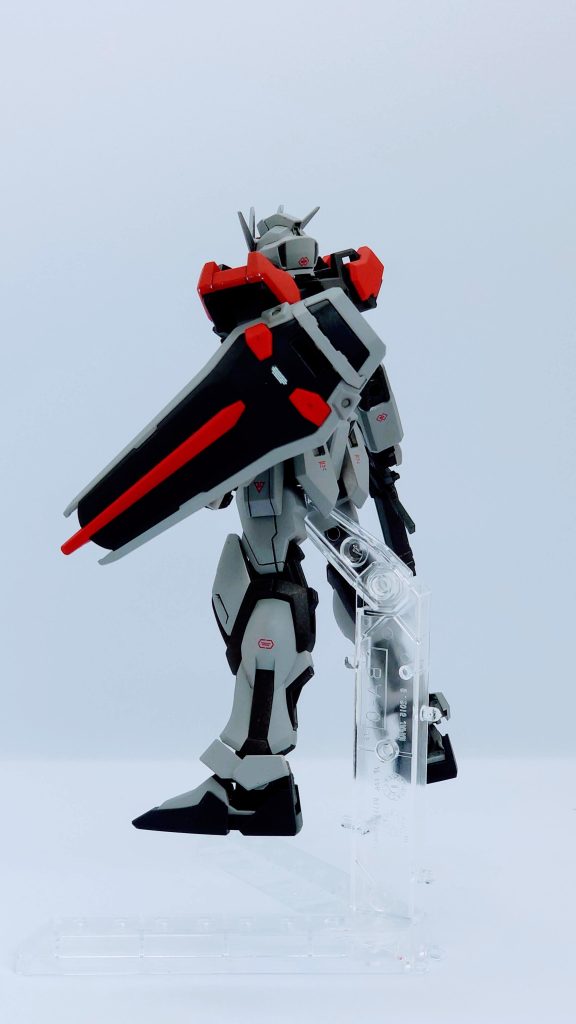本体色のグレーはもう少し暗いイメージだったので、アンテナや腰のシルバーがあまり目立たなくなってしまいました。塗装が剥げてたり、成型色が透けてるところがあったり、まだまだ反省点が多いです。