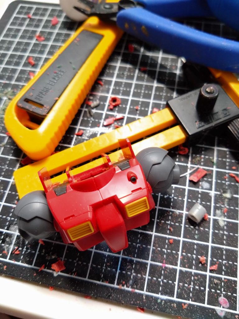 こんな感じになります。胴体部分も少し延長してます。膝部分も皆さん良くやってるようにプラ内部を少し切断して膝が少し前に曲がる加工してます。