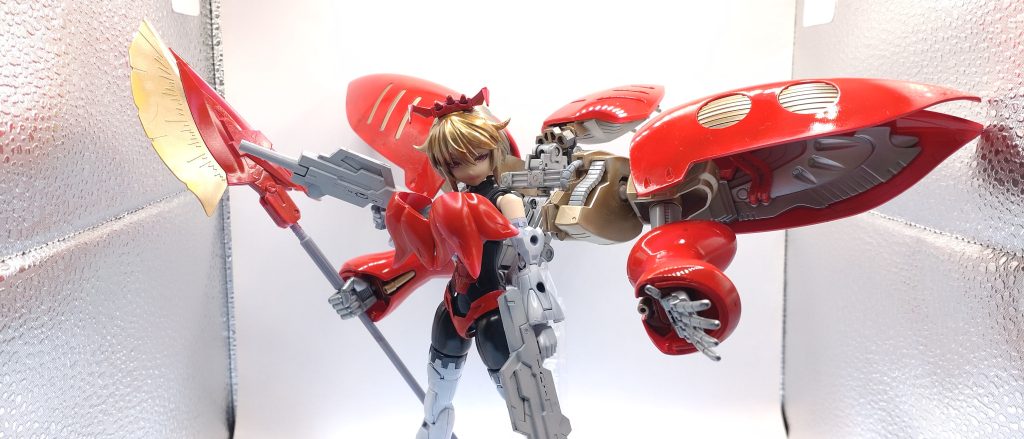 しょうがないけど背中がクソほど重い。使い道がなかったリヴランスの槍だか鎌だかを持たせました。ライフルはケルディムサーガのものを流用。胸のアーマーはアクシズふみなの肩パーツ。