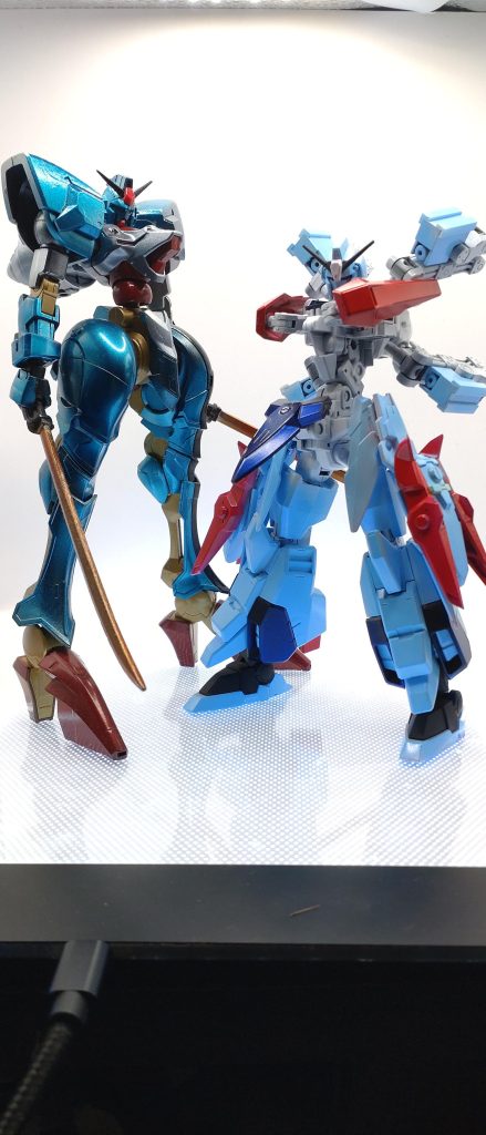 手持ちの青いガンダムと。塗装待ちが着々と列を成すことに恐れを抱く晩夏。