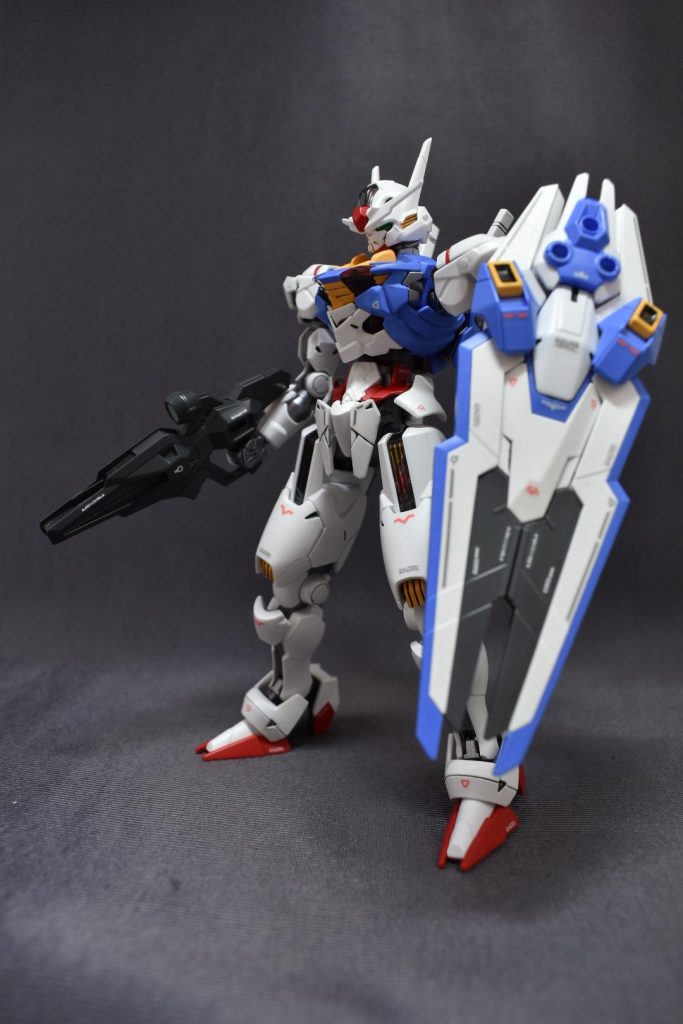 素立ちポーズ独特なモデリングでありつつ、どこか元祖の初代ガンダムの面影も残るデザインが良いですねぇ☺️