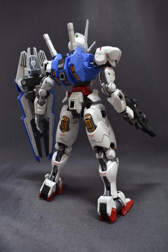 バックショット専用のガンダムデカールを全貼りしました。腕のコーションマーク⚠️が個人的に好きです。