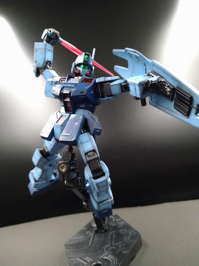 躍動的なポーズでもカッコいいです