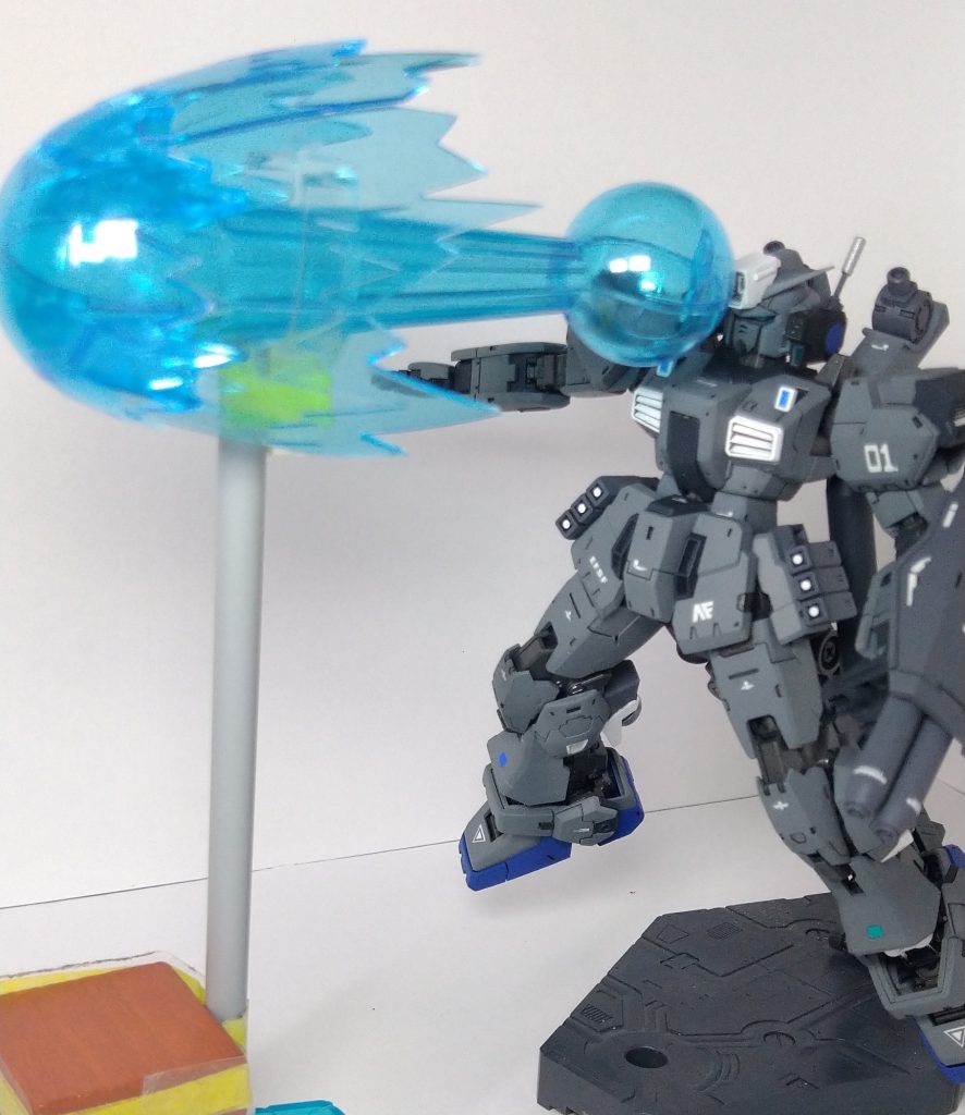 ハイメガキャノン発射!!の1枚。ダブルゼータっぽいポーズにしたかったのですが動かしているうち、塗装がはげて断念しました。