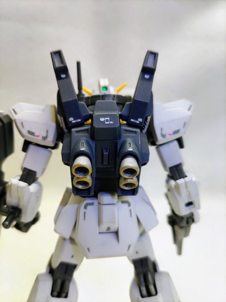 バックパックのスラスター、バーニア、パイプと膝裏のパイプをガンマカ塗装。