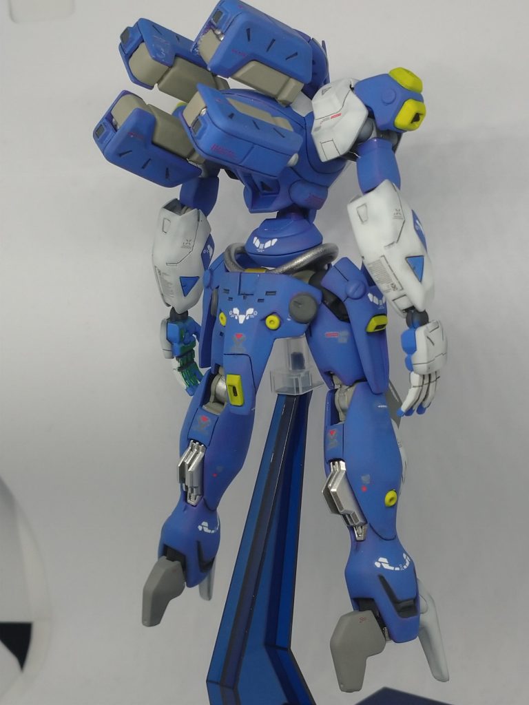 後ろ部分的にシルバー塗装しています。腰のケーブルは本来青ですが、色を変更しています。