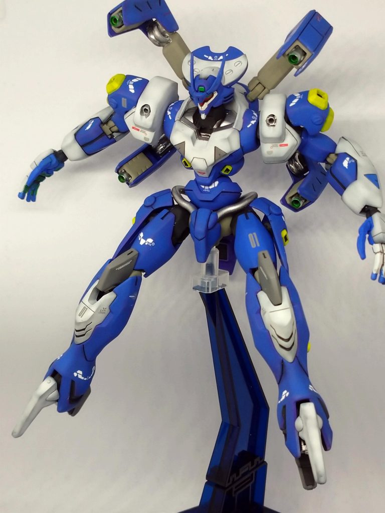 ビーム砲での射撃ダハックは手持ち武器をもたず、固定武装で戦う機体です。ビーム砲の銃口は中をグリーン、外をシルバーに塗装しました。