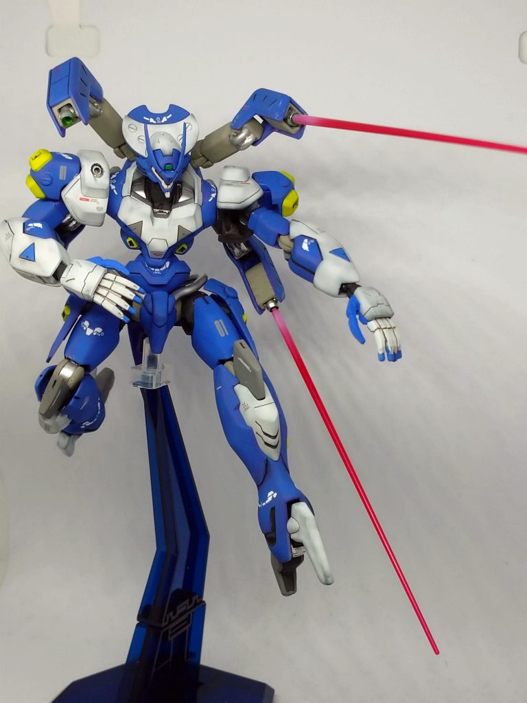 ビームサーベル展開サーベルでのポーズです。腕はキットのままだと、40度ぐらいしか上がらないので肩の青いパーツに稼働軸を作り可動域を増やしました。
