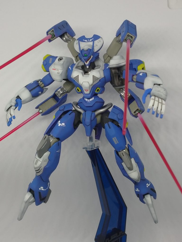 サーベル刃は、4本付いているので劇中どおり4刀流にすることができます。