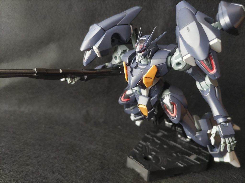 ファラクトって、ブラストブースターでだいぶ印象が変わりますね。細かく動かして表情をつけられるので、飛行するポーズとか、劇中でもやってた逆制動とか、いろいろ遊べておもしろいです。